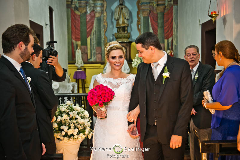NOivos saindo do altar em casamento registrado por Mariana Seelinger Fotografia de Casamentos e Familias em Niterói RJ
