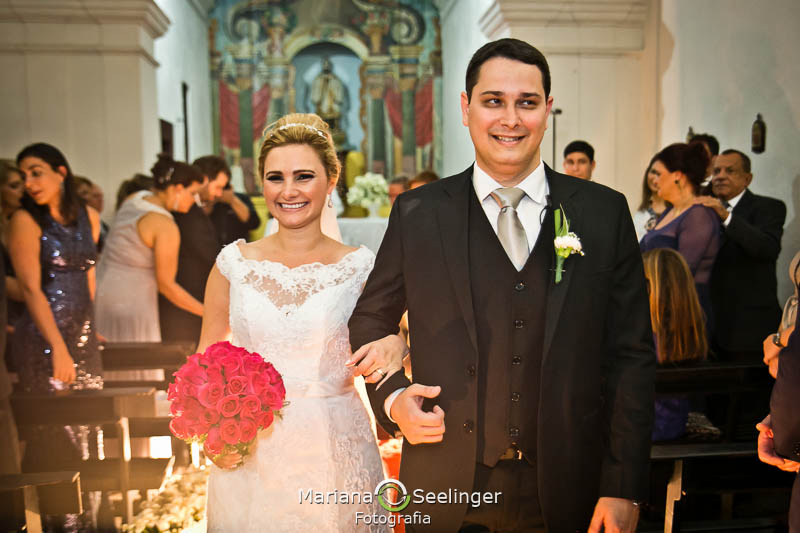Noivos emoconados saindo do altar
