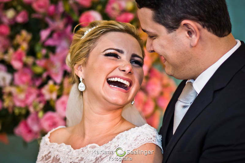 Casal de noivos felizes a chegada a festa em casamento registrado por Mariana Seelinger Fotografia de Casamentos e Familias em Niterói RJ