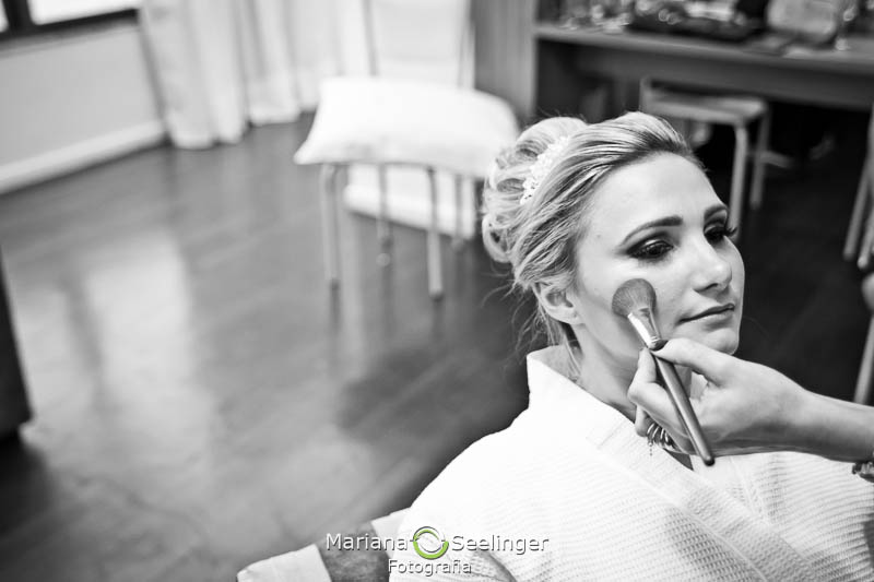 Noiva passando blush em making of em niterói em casamento registrado por Mariana Seelinger Fotografia de Casamentos e Familias em Niterói RJ