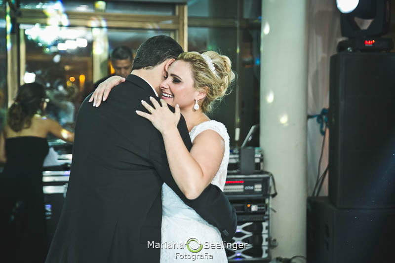 Noivos dançando em casamento registrado por Mariana Seelinger Fotografia de Casamentos e Familias em Niterói RJ