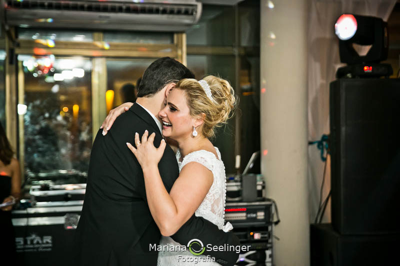 Noivos dançando na abertura da pista de dança em casamento registrado por Mariana Seelinger Fotografia de Casamentos e Familias em Niterói RJ