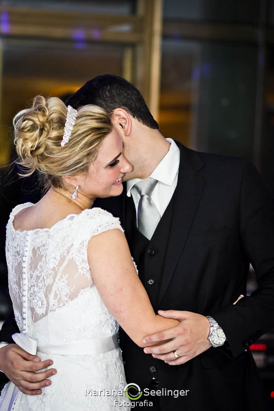 Noivos abrindo pista de dança em casamento registrado por Mariana Seelinger Fotografia de Casamentos e Familias em Niterói RJ