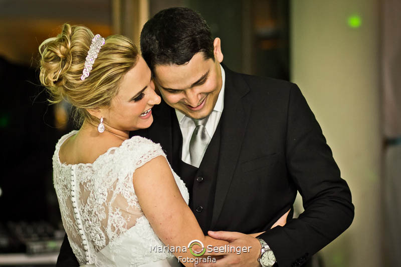 Noivos dançando em casamento registrado por Mariana Seelinger Fotografia de Casamentos e Familias em Niterói RJ