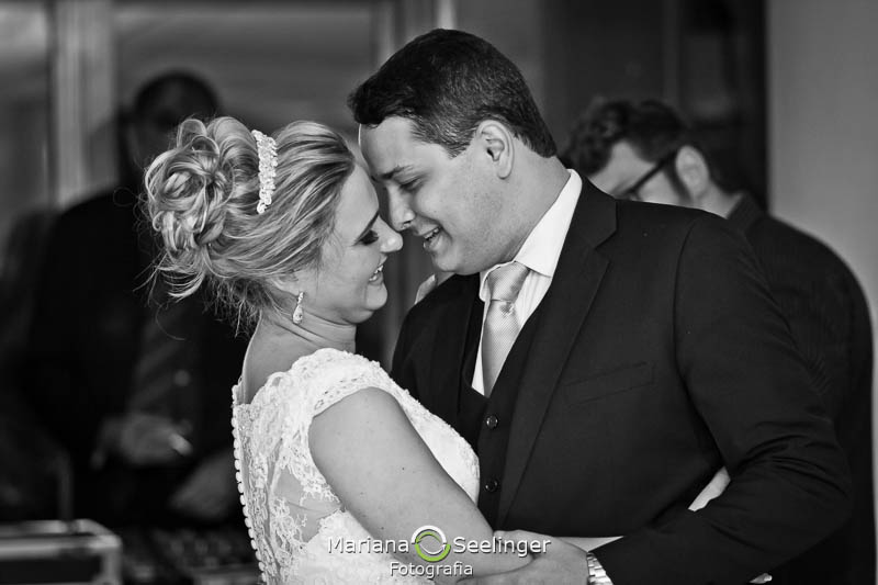 Foto em preto e branco dos noivos abrindo  pista de dança em casamento registrado por Mariana Seelinger Fotografia de Casamentos e Familias em Niterói RJ