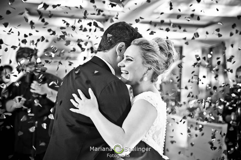 Noiva e noivo abrindo a pista da dança em casamento registrado por Mariana Seelinger Fotografia de Casamentos e Familias em Niterói RJ