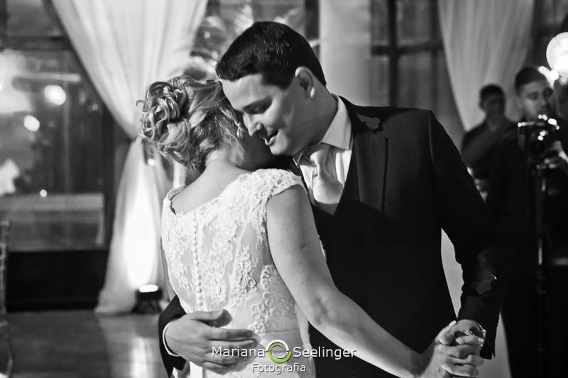 Noivos daçando valsa na abertura da pista de dança em casamento registrado por Mariana Seelinger Fotografia de Casamentos e Familias em Niterói RJ