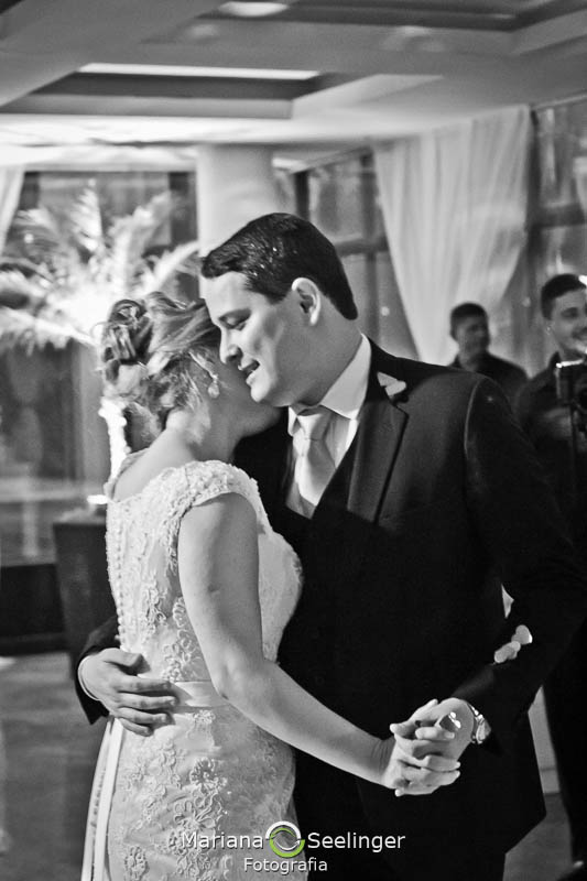 Noivos em casamento registrado por Mariana Seelinger Fotografia de Casamentos e Familias em Niterói RJ