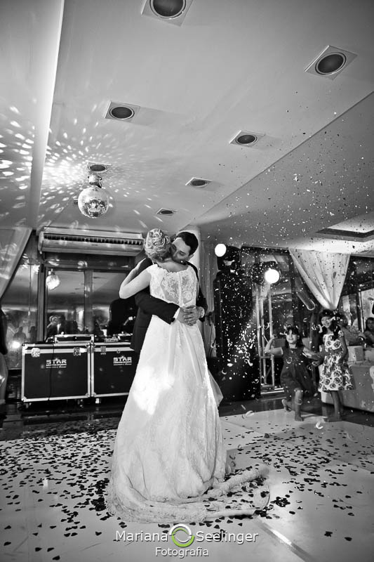 valsa na abertura da pista de dança em casamento registrado por Mariana Seelinger Fotografia de Casamentos e Familias em Niterói RJ