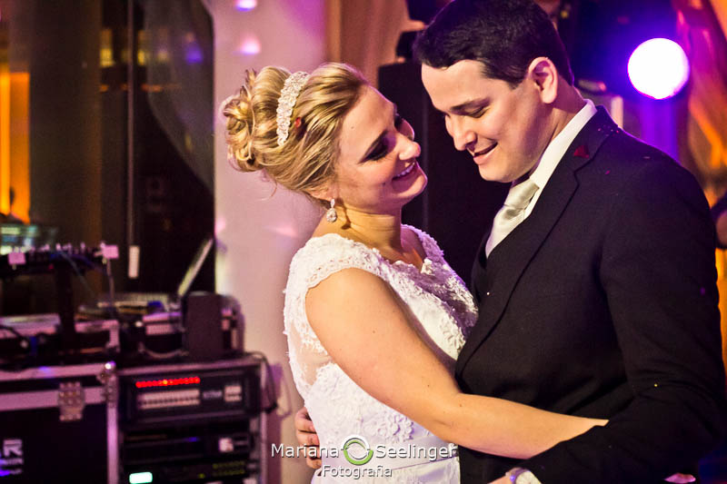 Noivos dançando na abertira de pista de dança em casamento registrado por Mariana Seelinger Fotografia de Casamentos e Familias em Niterói RJ