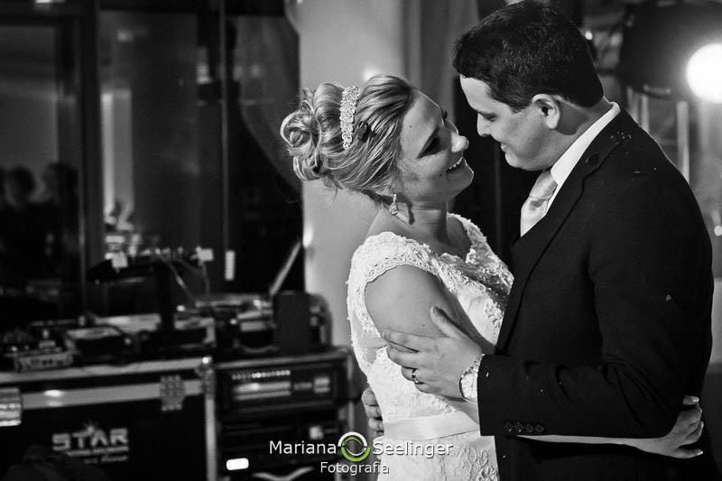 Noivos dançando valsa em casamento registrado por Mariana Seelinger Fotografia de Casamentos e Familias em Niterói RJ