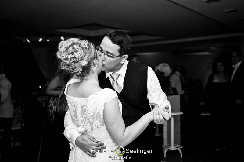 Foto em preto e branco dos noivos se beijandoo na pista de dança em casamento registrado por Mariana Seelinger Fotografia de Casamentos e Familias em Niterói RJ