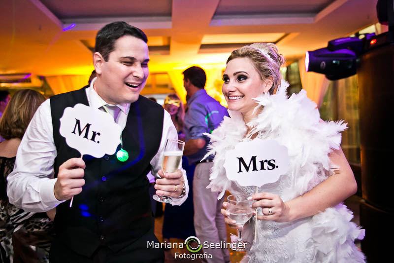 NOivos curtindo a pista de dança em casamento registrado por Mariana Seelinger Fotografia de Casamentos e Familias em Niterói RJ