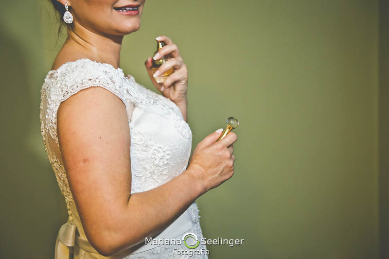 Noiva se perfumando em making of em niterói em casamento registrado por Mariana Seelinger Fotografia de Casamentos e Familias em Niterói RJ