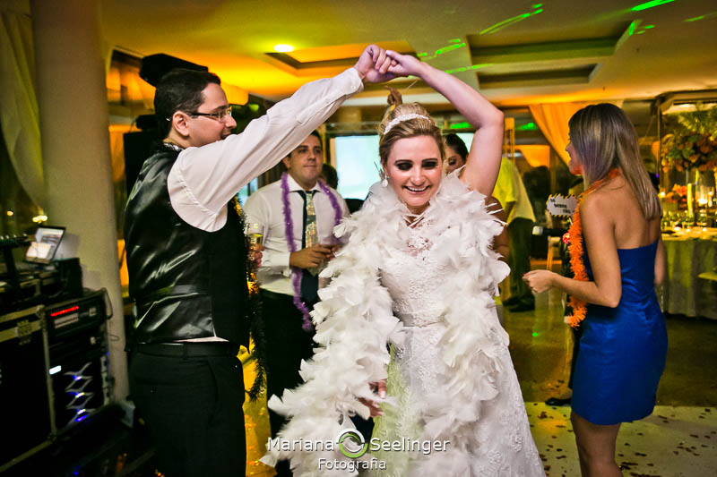 Noivo e noiva dançando na pista de dança de casa de festas em niterói em casamento registrado por Mariana Seelinger Fotografia de Casamentos e Familias em Niterói RJ