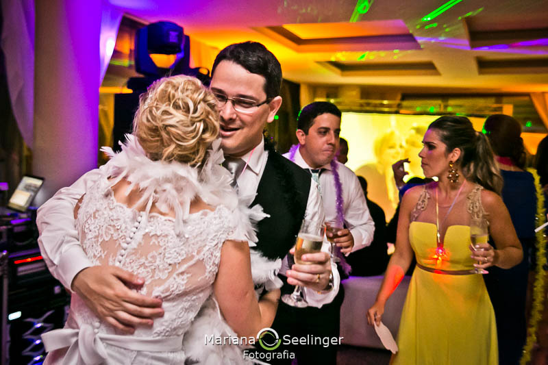 Noivos dançando durante a festa de casamento em casamento registrado por Mariana Seelinger Fotografia de Casamentos e Familias em Niterói RJ