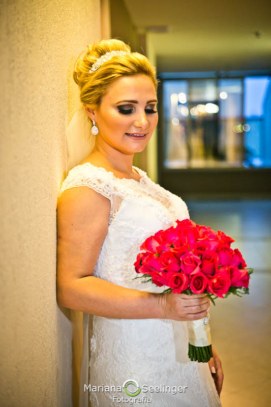 Noiva com bouquet de flores rosas em making of em niterói em casamento registrado por Mariana Seelinger Fotografia de Casamentos e Familias em Niterói RJ