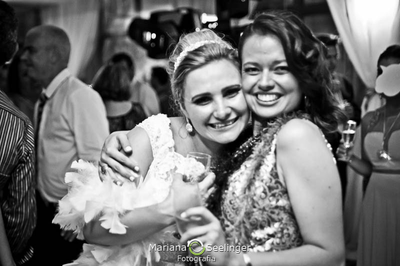 Noiva com suas covidadas em casamento registrado por Mariana Seelinger Fotografia de Casamentos e Familias em Niterói RJ