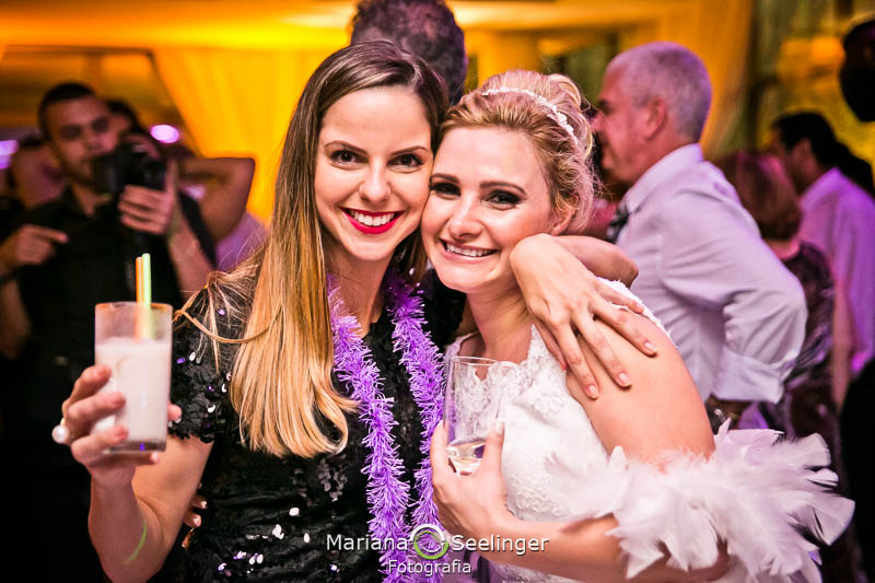Noiva e familiares em casamento registrado por Mariana Seelinger Fotografia de Casamentos e Familias em Niterói RJ