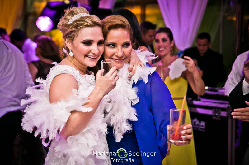 Noiva com convidadas na pista de dança em casamento registrado por Mariana Seelinger Fotografia de Casamentos e Familias em Niterói RJ