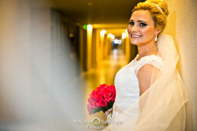 Foto da noiva no dia do casamento posando com bouquet no hotel mercure orizzonte niteroi por MAriana Seelinger Fotografia de Casamentos e Familias em Niteroi RJ