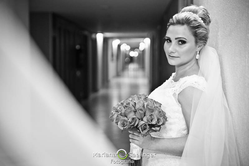 Foto em preto e branco da noiva com bouquet em casamento registrado por Mariana Seelinger Fotografia de Casamentos e Familias em Niterói RJ