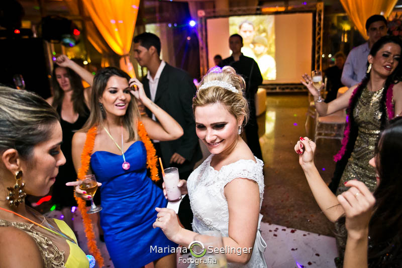Noiva dançando na pista de dança em casa de festa em niterói em casamento registrado por Mariana Seelinger Fotografia de Casamentos e Familias em Niterói RJ