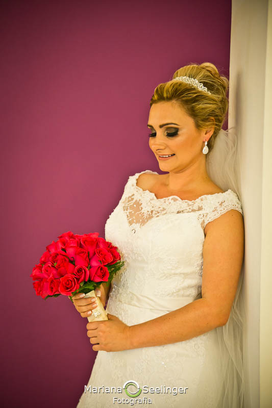 Noiva com bouquet e fundo rosa em making of em casamento registrado por Mariana Seelinger Fotografia de Casamentos e Familias em Niterói RJ
