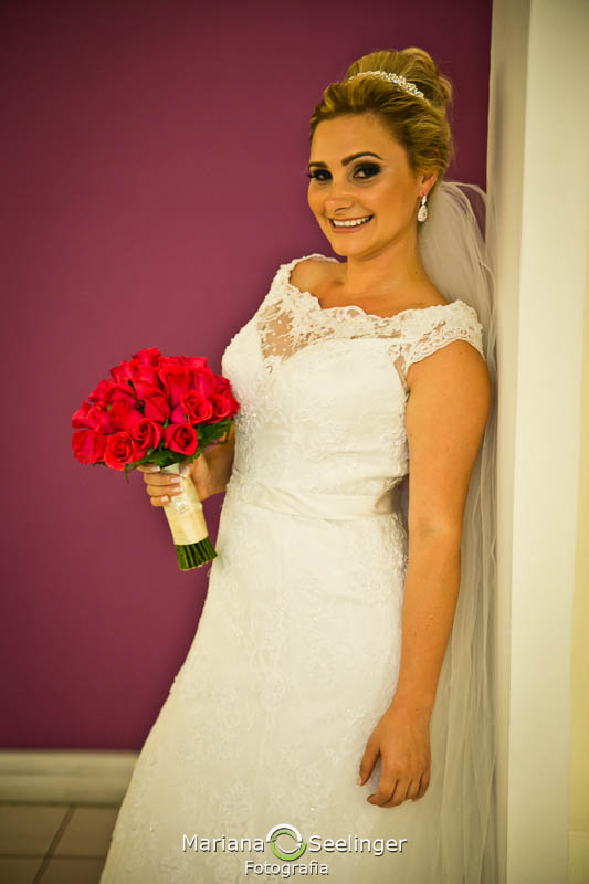 Foto da noiva em making of em casamento registrado por Mariana Seelinger Fotografia de Casamentos e Familias em Niterói RJ