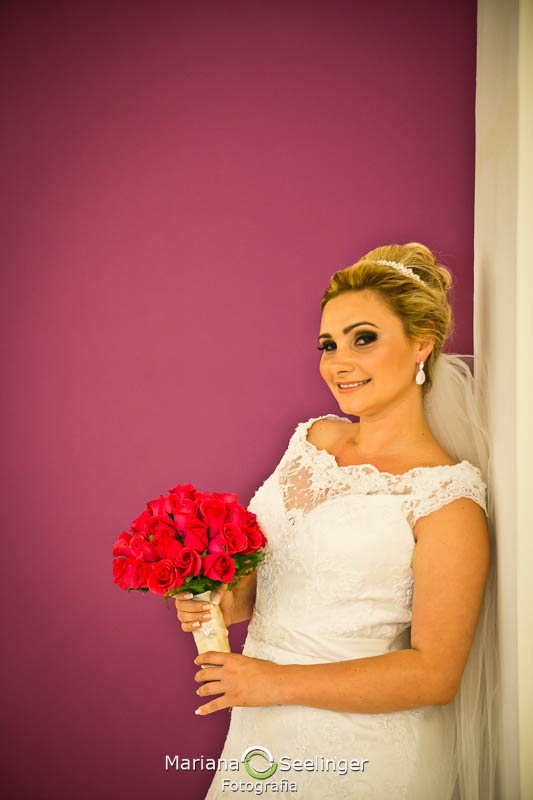 Noiva posando pra fotos antes do casamento em casamento registrado por Mariana Seelinger Fotografia de Casamentos e Familias em Niterói RJ