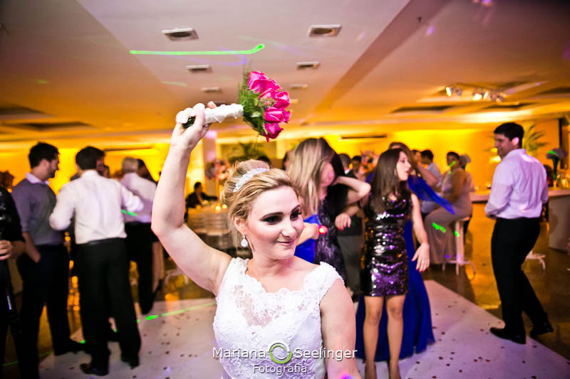 Noiva preparada pra jogar o bouquet em casamento registrado por Mariana Seelinger Fotografia de Casamentos e Familias em Niterói RJ