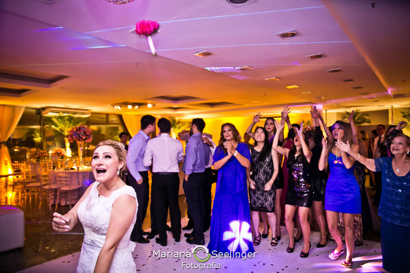 Foto com o bouquet da noiva no alto em casamento registrado por Mariana Seelinger Fotografia de Casamentos e Familias em Niterói RJ