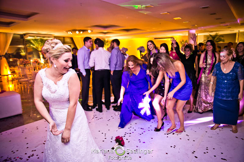 Convidadas da noiva pegando o bouquet em casamento registrado por Mariana Seelinger Fotografia de Casamentos e Familias em Niterói RJ
