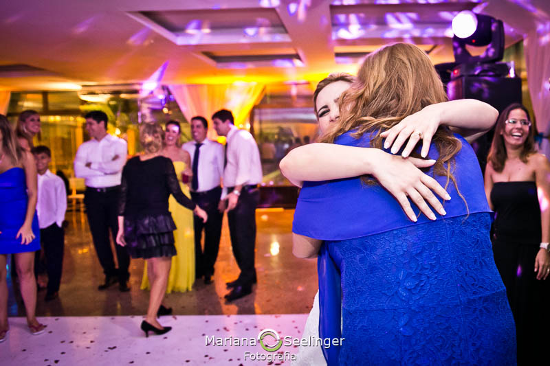 Noiva e convidada que pegou o bouquet em casamento registrado por Mariana Seelinger Fotografia de Casamentos e Familias em Niterói RJ