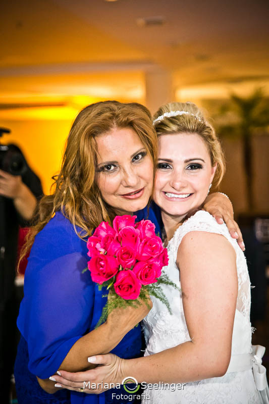 Foto da noiva com convidada que pegou o bouquet em casamento registrado por Mariana Seelinger Fotografia de Casamentos e Familias em Niterói RJ