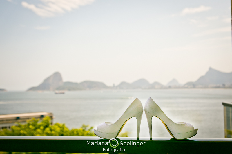 Foto do sapato da noiva na paisagem da Baia de Guanabara no Rio de Janeiro em fotografia de Mariana Seelinger RJ