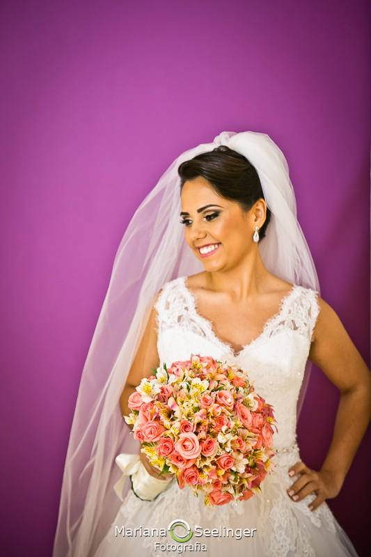 noiva posando em fundo azul em making of em hotel mercure em casamento registrado por Mariana Seelinger Fotografia de Casamentos e Familias em Niterói RJ