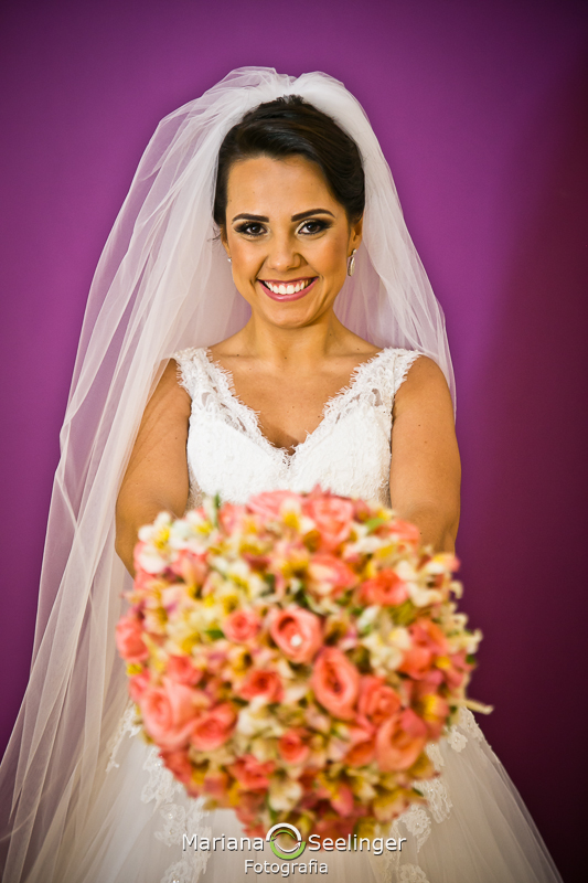 Noiva posando em making of com bouquet em casamento registrado por Mariana Seelinger Fotografia de Casamentos e Familias em Niterói RJ