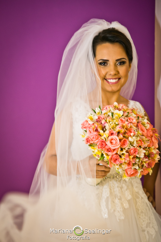 Noiva posando pra foto em hotel mercure em casamento registrado por Mariana Seelinger Fotografia de Casamentos e Familias em Niterói RJ