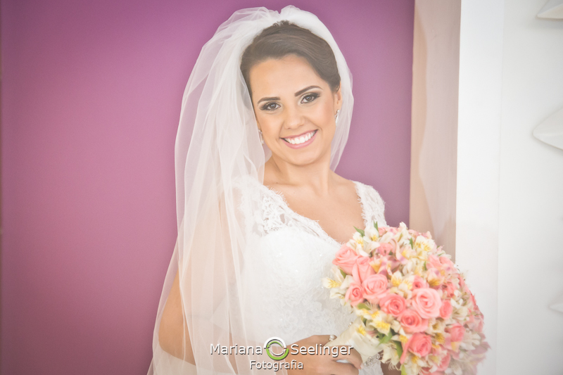 Noiva em making of no hotel mercure em casamento registrado por Mariana Seelinger Fotografia de Casamentos e Familias em Niterói RJ