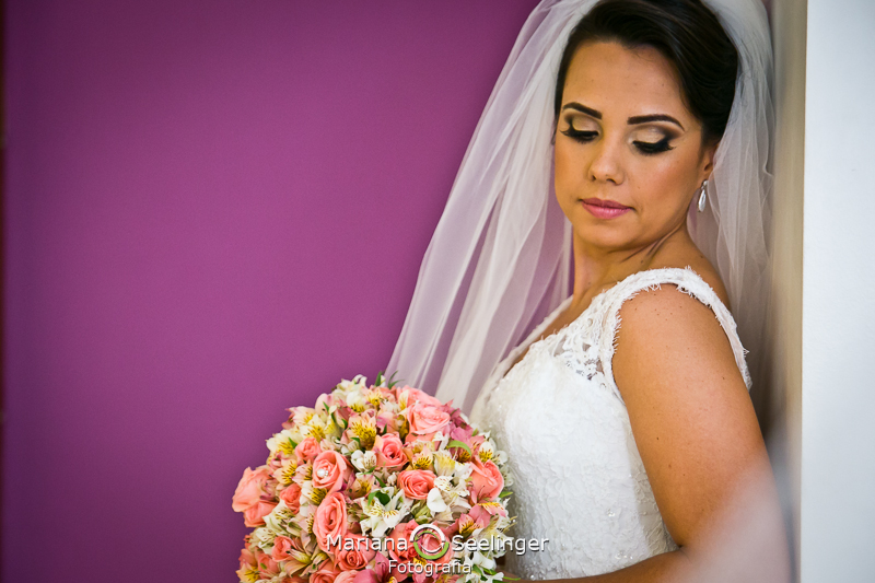 Noiva em making of em casamento registrado por Mariana Seelinger Fotografia de Casamentos e Familias em Niterói RJ