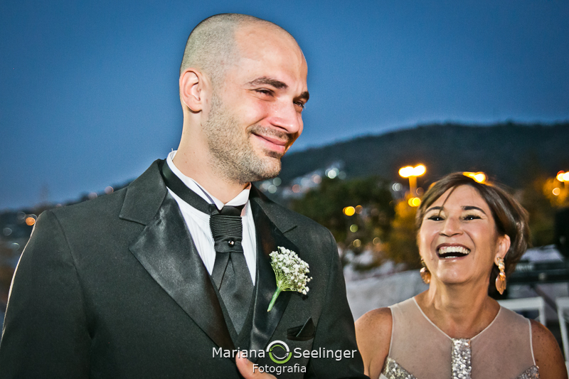 Foto do noivo a caminho para o altar em casamento registrado por Mariana Seelinger Fotografia de Casamentos e Familias em Niterói RJ