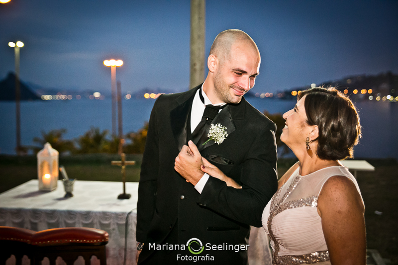 Noivo acompanhado da mãe no caminho para ao altar em casamento registrado por Mariana Seelinger Fotografia de Casamentos e Familias em Niterói RJ