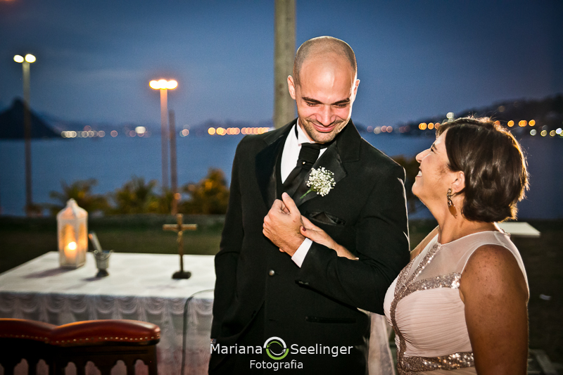Entrada do noivo com a mãe em casamento registrado por Mariana Seelinger Fotografia de Casamentos e Familias em Niterói RJ