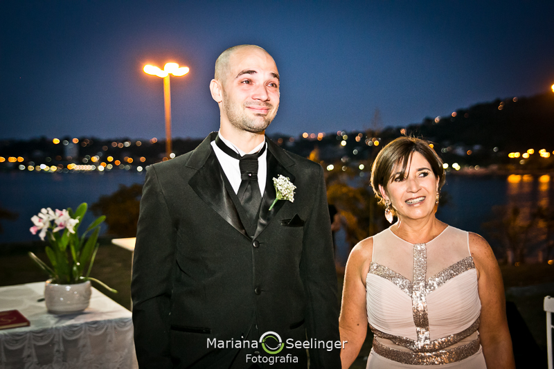 Noivo a caminho pro altar em casamento registrado por Mariana Seelinger Fotografia de Casamentos e Familias em Niterói RJ