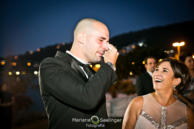 foto do noivo chorando no dia do casamento  em registro por Mariana Seelinger RJ