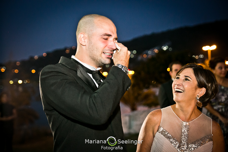 foto do noivo chorando no dia do casamento  em registro por Mariana Seelinger RJ