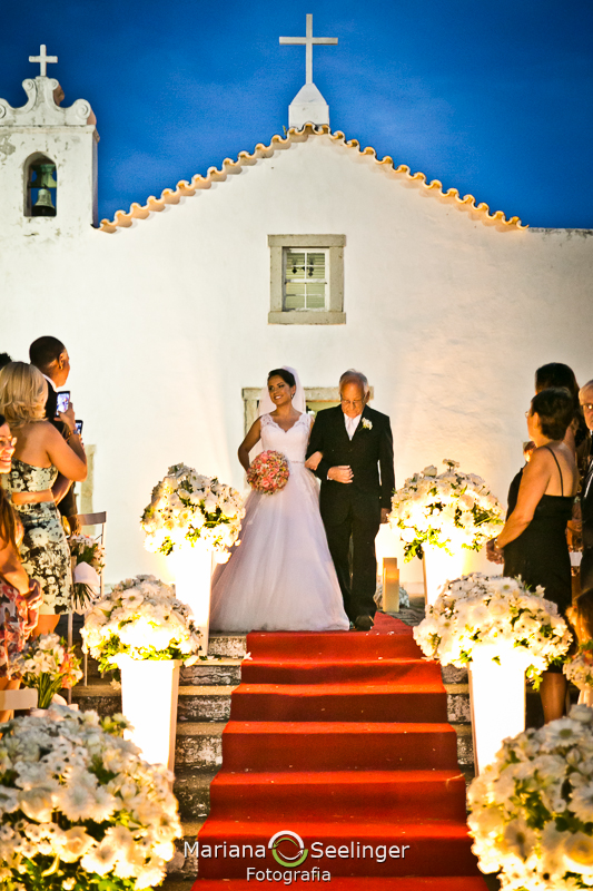 Noiva a caminho do altar em casamento registrado por Mariana Seelinger Fotografia de Casamentos e Familias em Niterói RJ