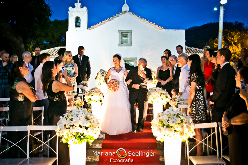 Noiva entrando com pai para o altar em casamento registrado por Mariana Seelinger Fotografia de Casamentos e Familias em Niterói RJ