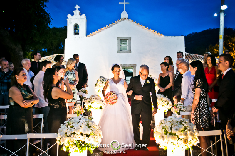 Pai da noiva emocionado acompanhando sua filha em casamento registrado por Mariana Seelinger Fotografia de Casamentos e Familias em Niterói RJ